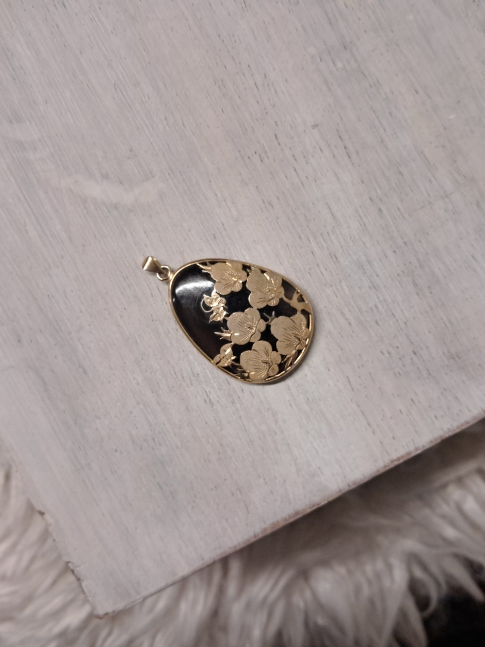 Vintage 1980s 14K Yellow Gold Black Onyx Teardrop Pendant • Gold Floral Overlay - Picture 5 of 7